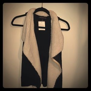 Sweater vest black and white